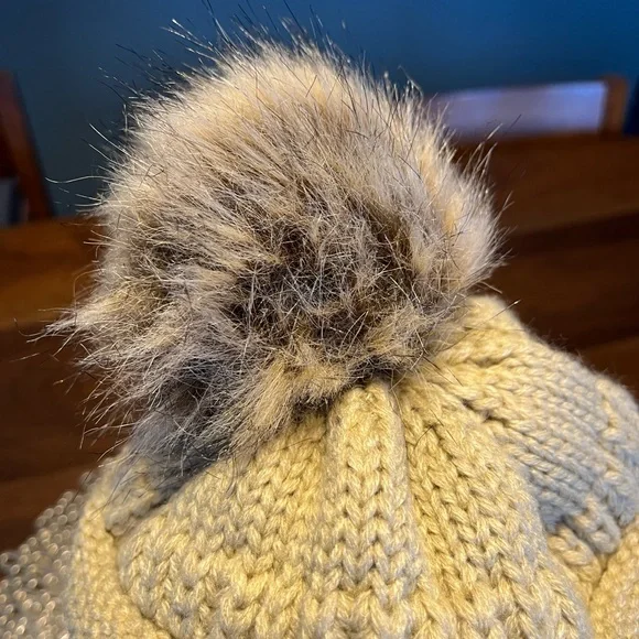 Cute faux fur lined winter hat - Picture 2 of 6